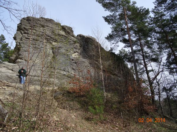 tu - jakby na tarasie pomnika przyrody "Kamień Leski", tu zazwyczaj miejsce sesji zdjęciowych a dużą, liczną grupę też potrafi pomieścić / do zdjęcia zaprezento