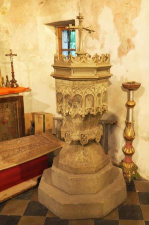 w kaplicy należy zwrócić uwagę na kamienną gotycką chrzcielnicę - jest ona starsza niż sam kościół, pochodzi z 1486r.