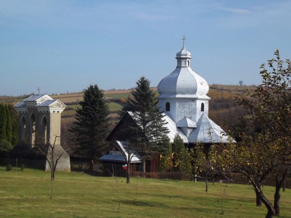 kościół a do czasu przesiedleń mniejszości narodowych : cerkiew i dzwonnica.