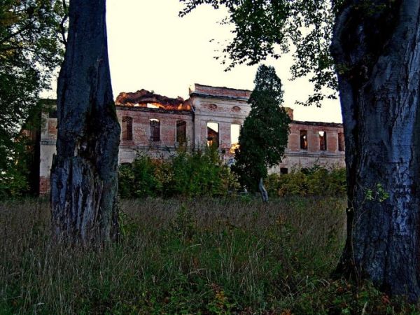 Kamieniec - ruiny pałacu od strony wschodniej.