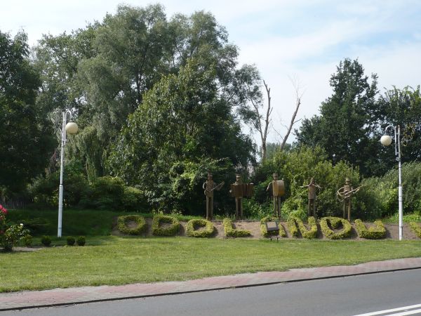 Muzykanci witają i zapraszają turystów.