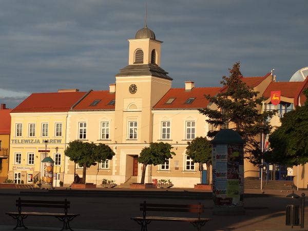 Ratusz w świetle zachodzącego słońca