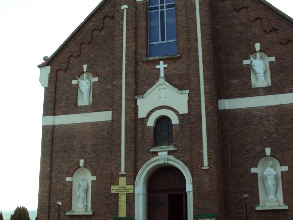 na zdjęciu przed: Kościół pw. św. Mikołaja, parafialny, zbudowany w 1925 roku, wcześniejszy - drewniany z ok. 1712r. rozebrany w 1926r.