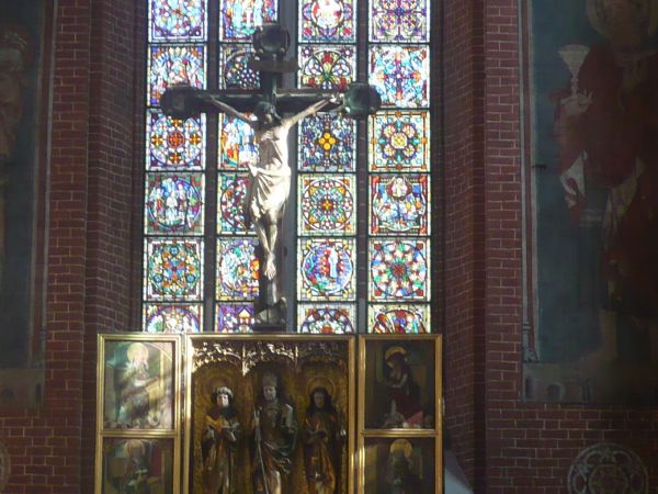 Tryptyk w ołtarzu głównym.