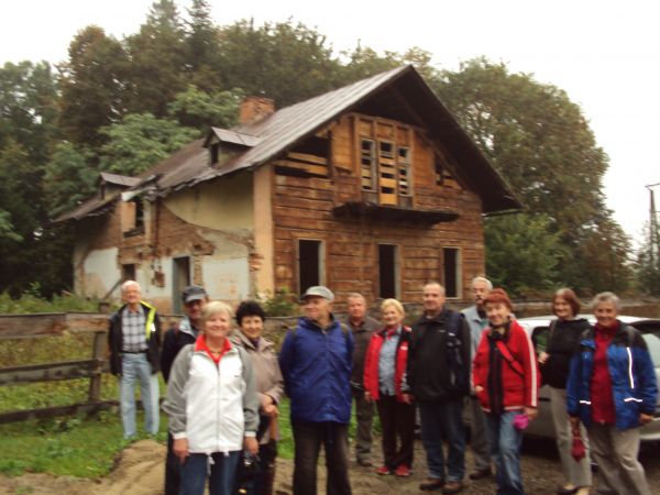 na malowniczym wzniesieniu zespół dworsko-parkowy z pięknym starym parkiem krajobrazowym i pozostałościami po XIX -wiecznym  dworku, na zdjęciu: przed wspomnian