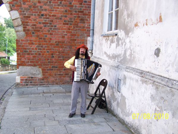 Uliczny grajek w Sandomierzu.