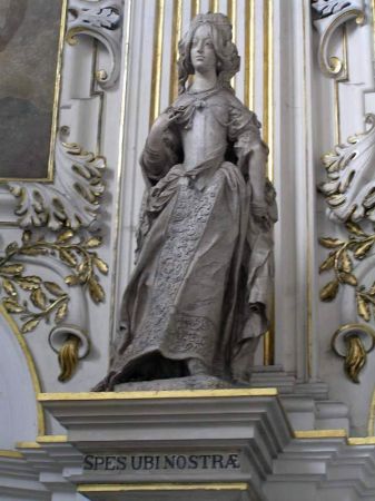 Mauzoleum Piastów: posąg księżniczki Karoliny, ostatniej przedstawicielki dynastii Piastów.