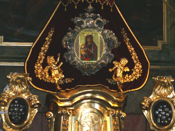 Cudowna ikona Matki Boskiej Łaskawej w ołtarzu głównym.