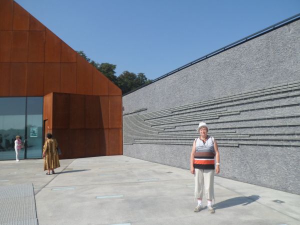 przed obiektem muzeum po prawej na monumentalnej Ścianie Pamięci - umieszczono tabliczki z nazwiskami Polaków, którzy ratowali Żydów na  Podkarpaciu, szacuje si