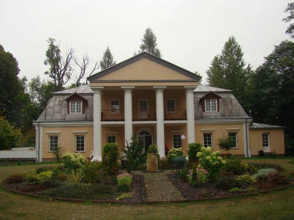dostojna siedziba szlachecka z efektownym portykiem kolumnowym i balkonem, otoczenie - ze znawstwem - zadbane a mówiono, że będzie jeszcze piękniej !
