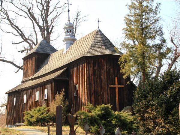 Drewniany, nieużytkowany kościół pw. św. Andrzeja Boboli w Krzeczowicach - (zbudowany ok. 1770 r.), dawna cerkiew parafialna pw. św. Mikołaja .