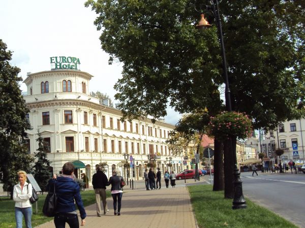 Widok z Placu Litewskiego na Hotel Europa i Krakowskie Przedmieście.
