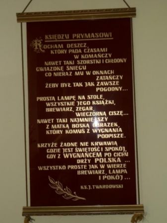 w salce katechetycznej : makata ścienna z tekstem wiersza ks. Twardowskiego poświęconego kardynałowi Wyszyńskiemu.