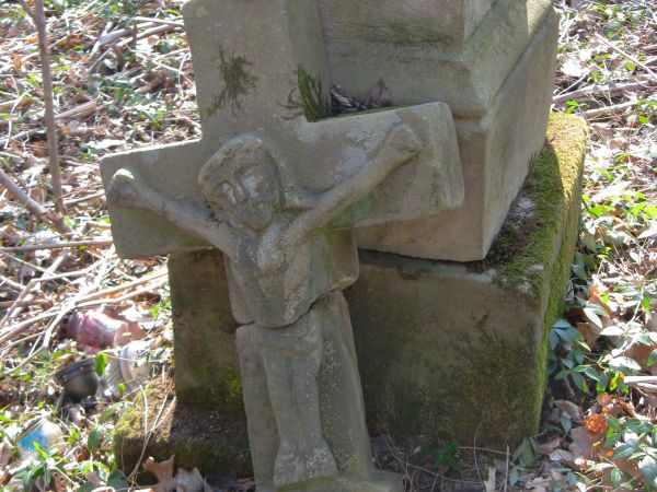 na cmentarzu wyznawców obrządku grecko-katolickiego, do czasu wysiedleń - mieszkańców tej wsi - duży płat barwinka stanowi poszycie leśne, cmentarne.