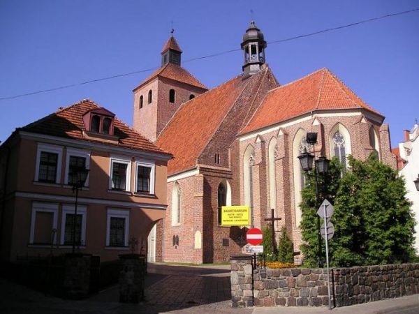 Widok z rynku na kościół Farny.