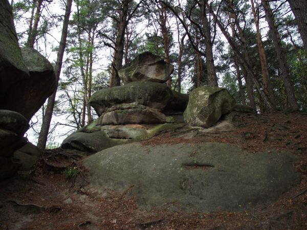 dziwaczne piramidy i głazy pojedynczo porozrzucane, pojawiają się interesujące odsłonięcia skalne - urwiste ściany, fantastycznie ukształtowane ostańce.
