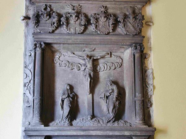 W MURACH KOŚCIOŁA WMONTOWANO PŁASKORZEŹBY