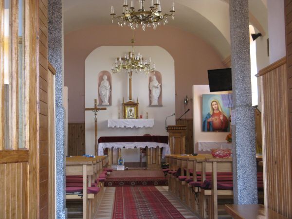 wnętrze świątyni - nawa i ołtarz główny, po 1947 roku przejęta przez kościół rzymskokatolicki.