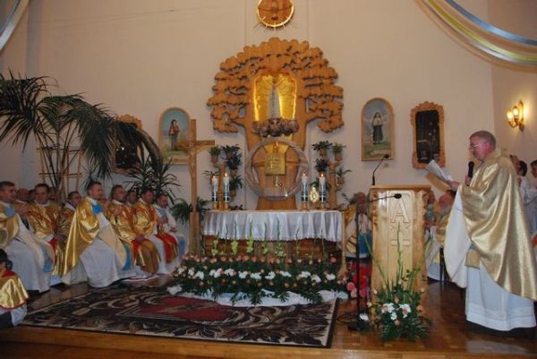 Wnętrze kościoła górnego w czasie uroczystości odpustu parafialnego