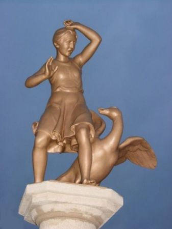 Fontanna z Barlinecką Gęsiareczką na rynku.