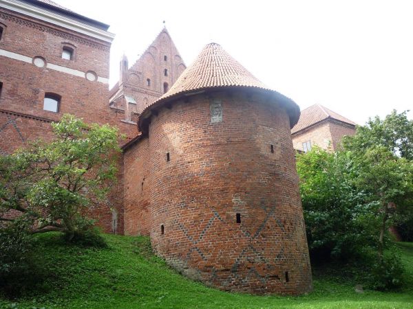 Frobmork. Mury obronne obok katedry.