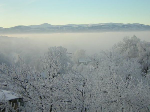 Widok z okien mieszkańców na Śnieżkę w Karpaczu