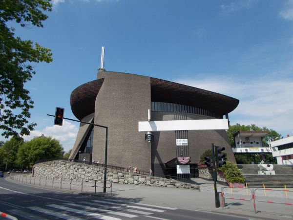 Pierwszy kościół w pierwszym komunistyczny "mieście"  Nowa Huta. Kościół Arka Pana.Eksperyment sowiecki się nie udał a kościołów powstało wiele.