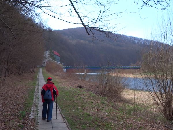 wzdłuż rzeki San - jej brzegiem do mostu i hydroelektrowni.