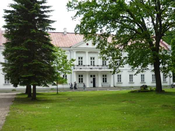 Klasycystyczne budynki dawnego zarządu Ordynacji Zamojskiej.