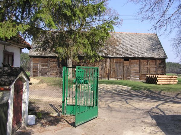 Bardzo stara stodoła z roku 1866 zachowana we wsi Baranówko