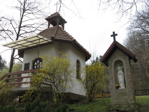 kapliczka w miejscu zniszczonego sanatorium "Brzozów - Zdrój" - leśnictwo Podlesie.