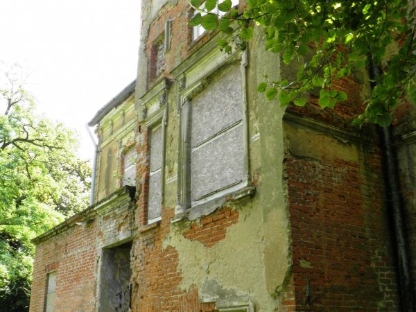 Stary park i dworek szlachecki. Nie zamieszkały i zaniedbany . Na szczęście władze Gminy zabezpieczyły budowlę nowymi dachami i rynnami oraz dobrym zabezpieczen