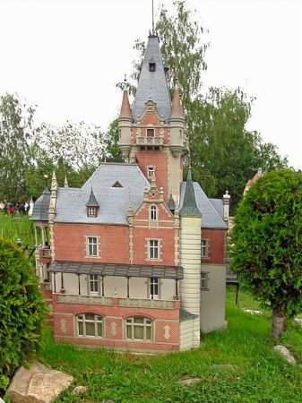 KOWARY - Park Miniatur Zabytków Dolnego Śląska - Pałac Bobrów położony jest w jednej z najstarszych sudeckich wsi a pierwsze wzmianki na jego temat ukazały się