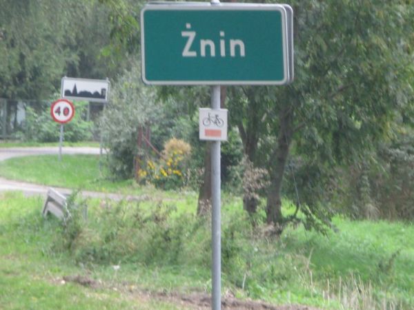 Tablica informacyjna z nazwą miejscowości:ŻNIN. Położona najbliżej schronu nr 7 w Żninie. Widok od strony asfaltowej drogi z miejscowości Rydlewo i Skarbienice.