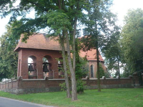 Inne ujęcie dzwonnicy a na prawo kościól.