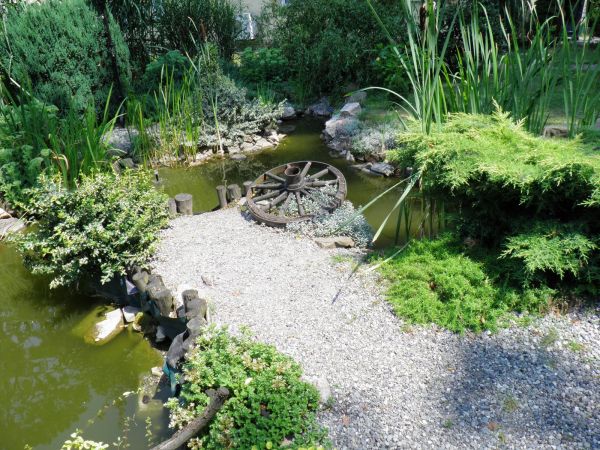 Dwór szlachecki i park wokół niego z XVII wieku w Boratynie k. Jarosławia. Obecnie mieści się tam piękna restauracja i winiarnia oraz hotel.