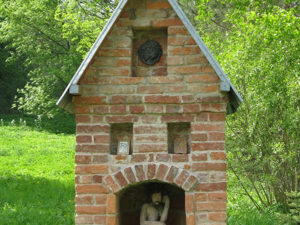kapliczka przy stawach - zrekonstruowana XIX wieczna, niemal na nowo współcześnie postawiona - na  "oryginale bazując", część użytej cegły pochodzi z odzysku po
