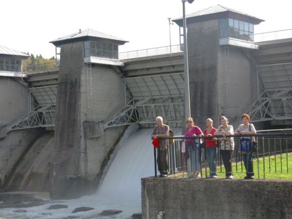 na tarasie przy śluzach - poniżej korony zapory, od strony wzgórza Grodzisko a pod nim sztolnia i tam wody z zalewu skierowane i dla potrzeb Hydroelektrowni w Z