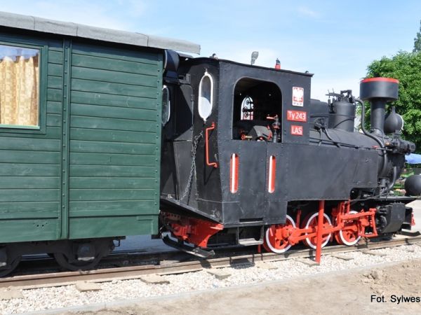 Kolno - Kolej wąskotorowa w Kolnie została zbudowana przez Niemców w 1915 r.  Obsługiwała trasę z Kolna do Myszyńca przez 57 lat. Została zlikwidowana w 1972 r.