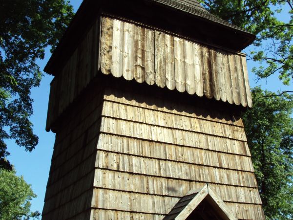 przed / obok dzwonnicy cerkiewnej.