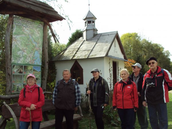 na terenach przysiółka Rapiszcze - przy kaplicy domkowej, zadbanej i ukwieconej oraz przy planszy turystycznej a na niej mapa okolicy i walory przyrodnicze, tam