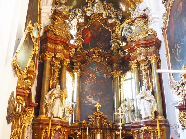 ołtarz główny świątyni - zachwyca piękno i kunszt artystów.