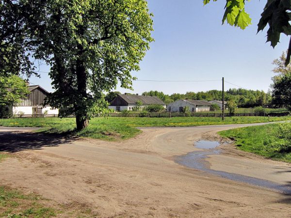 Dawne budynki PGR w Pudwągach,obecnie słóżą jako schronisko dla zwierząt 2012-05-08