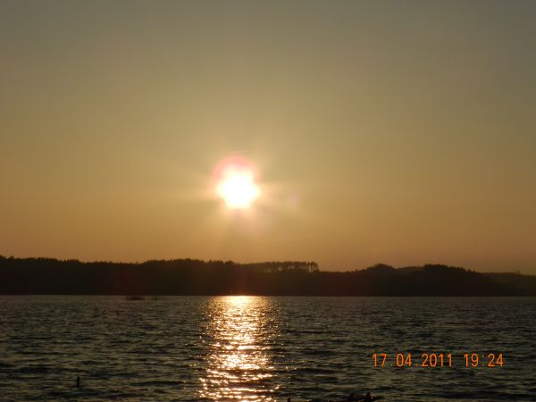 Jezioro wiejskie o zachodzie slonca 02