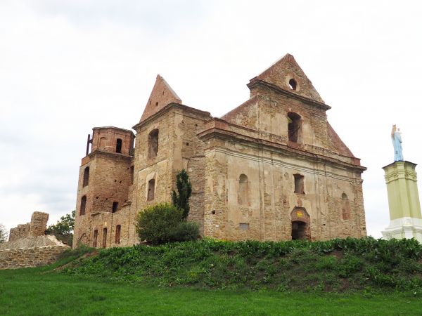 Klasztor Karmelitów Bosych - od strony owalnych tarasów i dziedzińca, niegdyś otoczonych balustradą ze schodami. Poniżej był też budynek bramny, piętrowy,  ze s