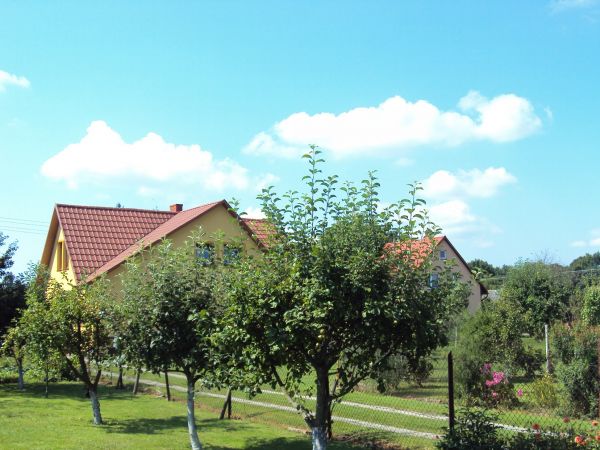 Budynki mieszkalne, budowane głównie w latach 50-tych, zmieniają obecnie swój wygląd. Mieszkańcy odnawiają je, a w szeregu wypadkach, rozbudowują.