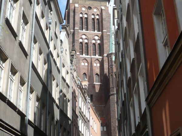 Widok z ul.Kasztelańskiej na Bazylikę Mariacką Wniebowzięcia NMP.