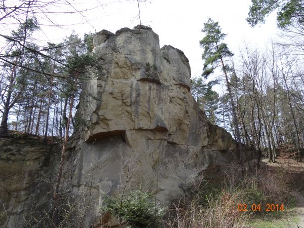 ostaniec - pomnik przyrody nieożywionej, nazywany bywa różnie : Kamień nad Leskiem, Baszta Kmity, Leski /dawniej Liski/ Kamień. Przy temacie - zapraszam do gale