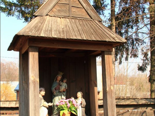 Drewniany kościół konstrukcji zrębowej pw. św. Sebastiana, wzniesiony w roku 1737. W roku 1980 był gruntownie odnawiany z całkowitą wymianą gontów. W  obrębie o