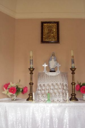 wystrój i uposażenie kapliczki przy drodze - zabytkowej, odnowionej, zadbanej.